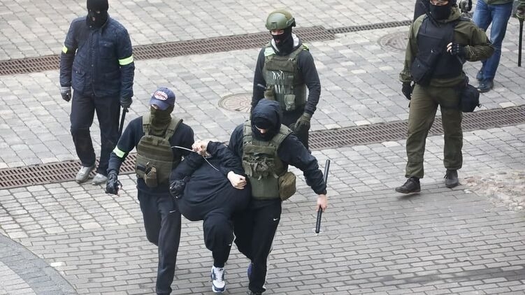 В Минске задержали почти полтысячи протестующих, среди них - призер Олимпиады