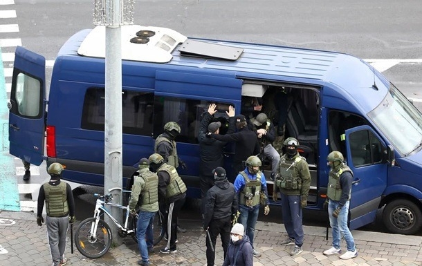 На протестах в Беларуси задержали более 900 человек