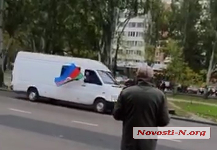 В центре Николаева состоялся пробег колонны авто с флагами Азербайджана
