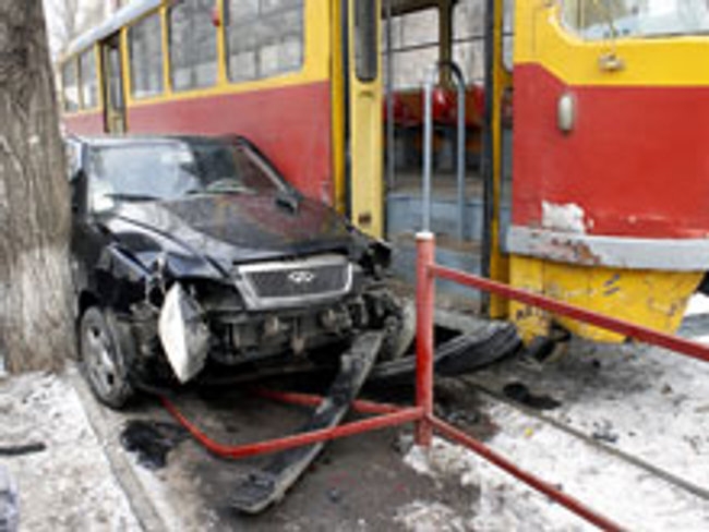 В Одессе автомобиль зажало между трамваем и деревом