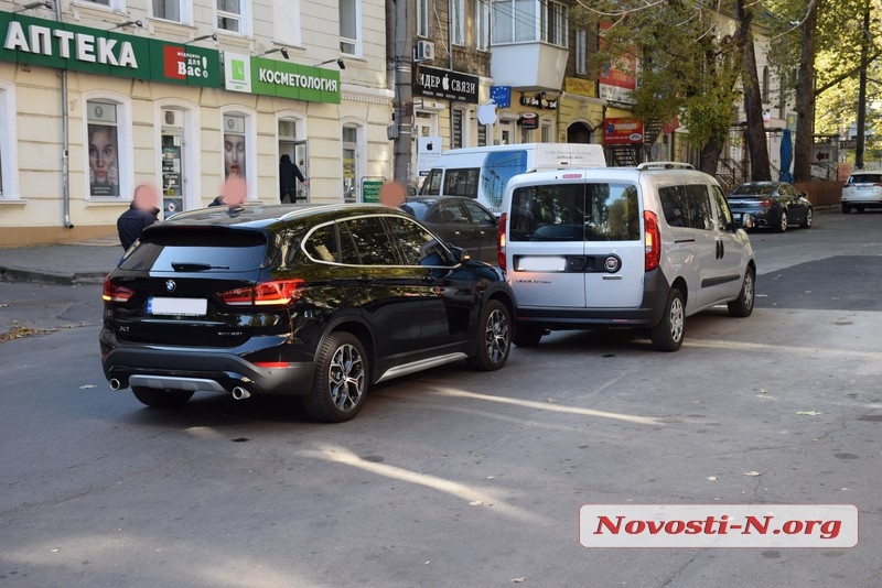 В центре Николаева столкнулись «БМВ» и «Фиат»