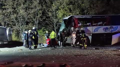 Под Запорожьем на трассе автобус врезался в трактор: есть пострадавшие. ВИДЕО
