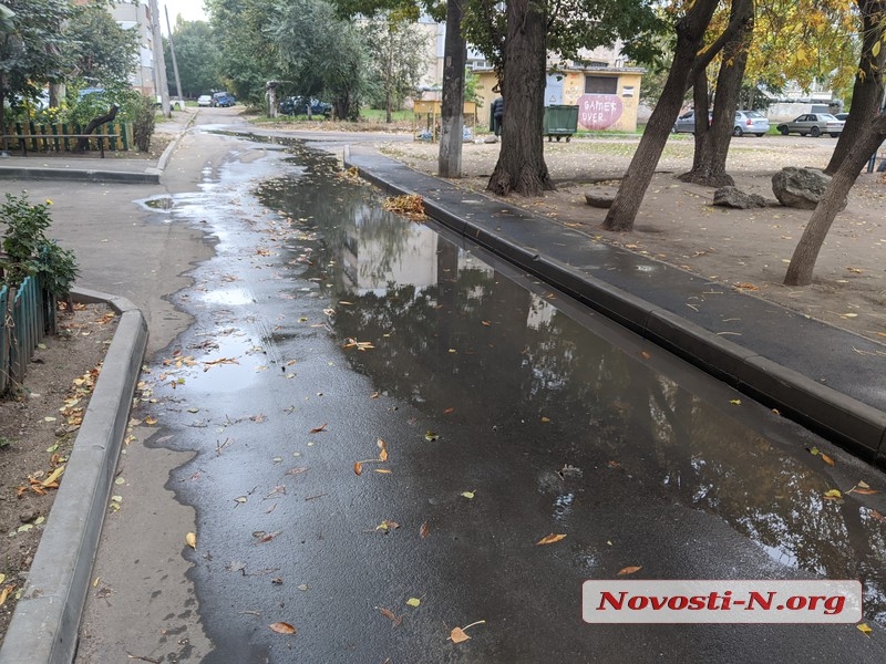Николаевцы жалуются на фекальное озеро во дворе, которое не высыхает неделями