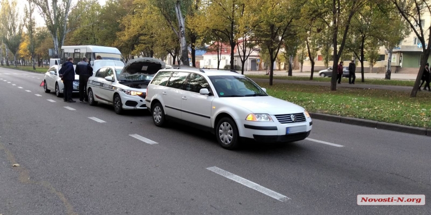 В центре Николаева из-за пешехода, выскочившего на проезжую часть, столкнулись три автомобиля