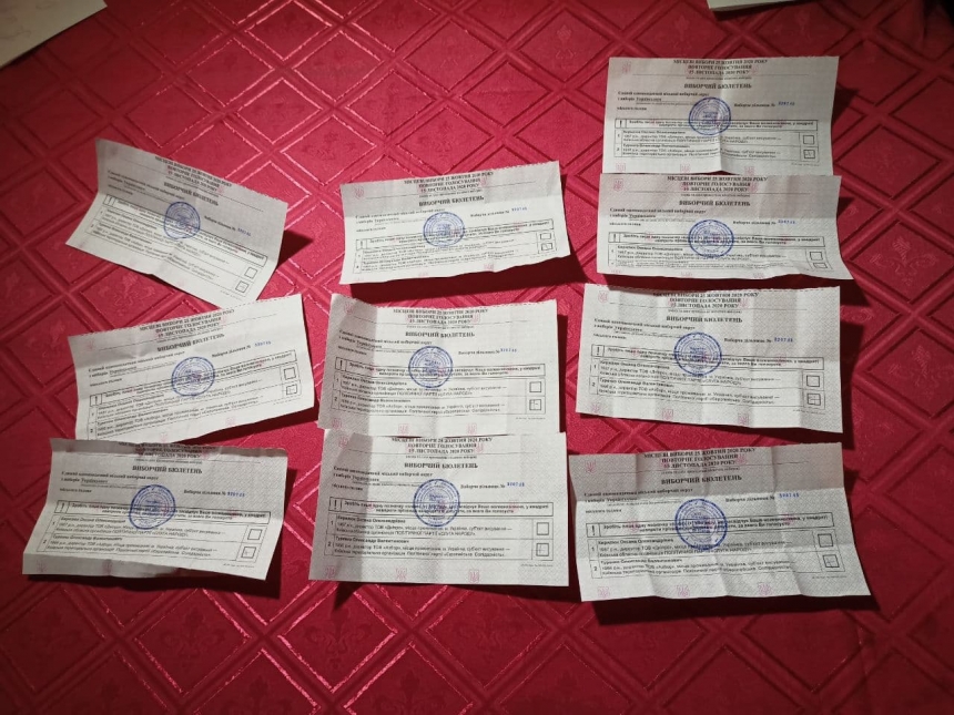 На нескольких избирательных участках в Украинке выявили поддельные бюллетени