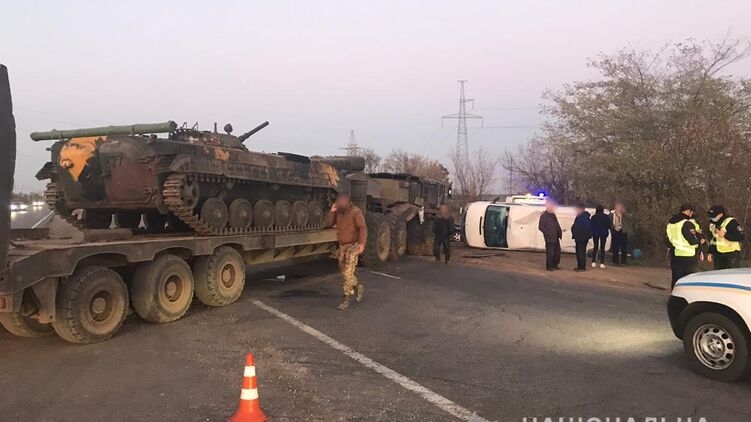 Под Одессой микроавтобус улетел в кювет, чтобы не врезаться в военный тягач