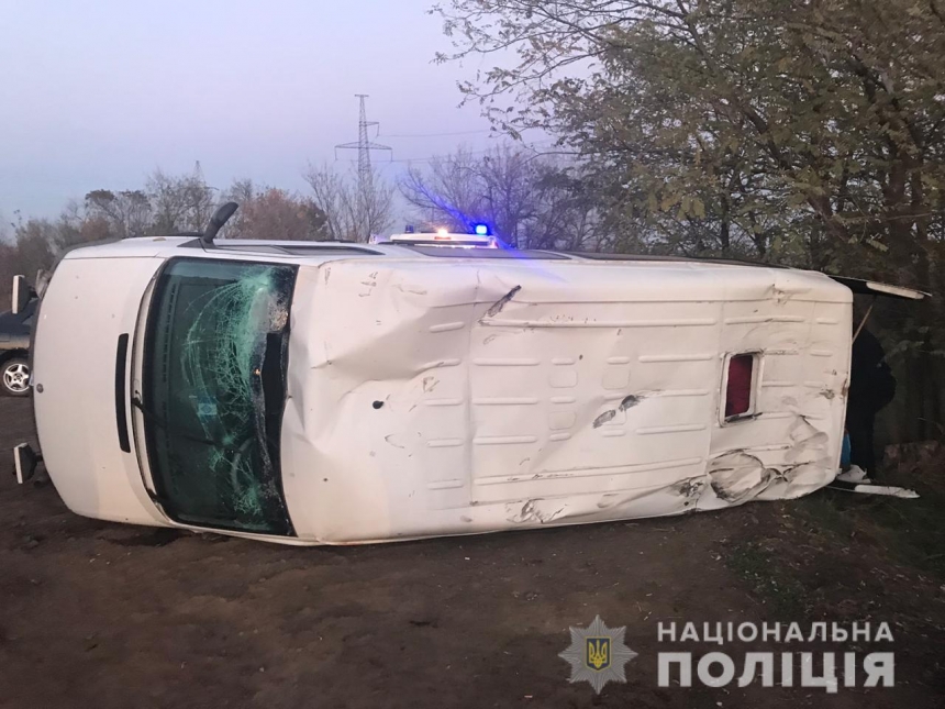 Под Одессой микроавтобус улетел в кювет, чтобы не врезаться в военный тягач