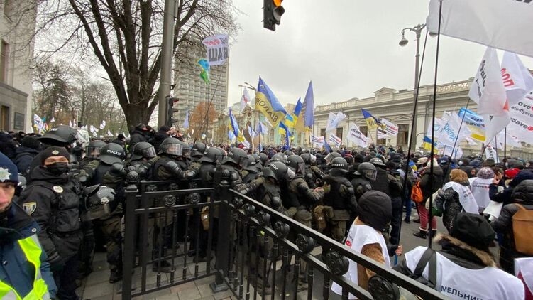 Под Радой митингуют предприниматели: между ними и полицией начались потасовки. Фото