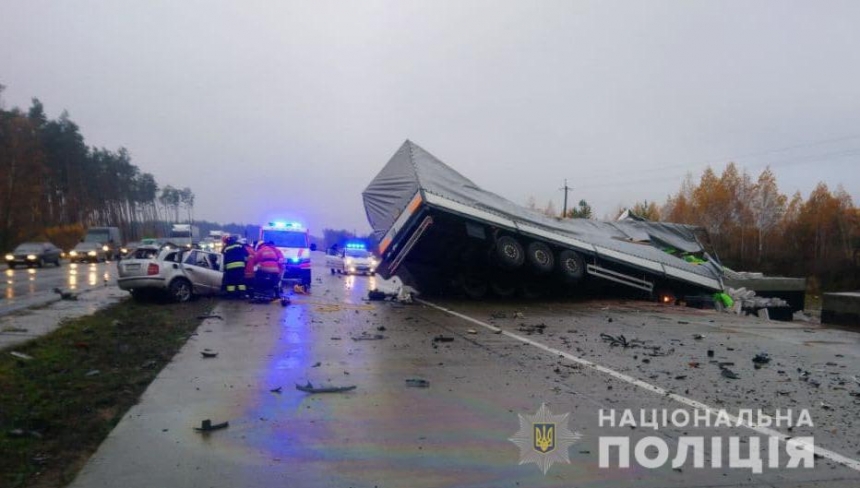 Под Житомиром столкнулись грузовик и «Шкода»: трое погибших