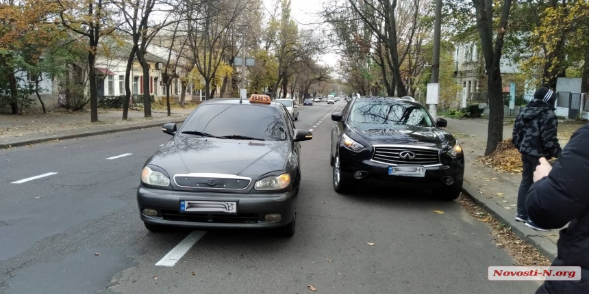 В Николаеве пьяный пассажир такси открыл дверь авто и спровоцировал ДТП