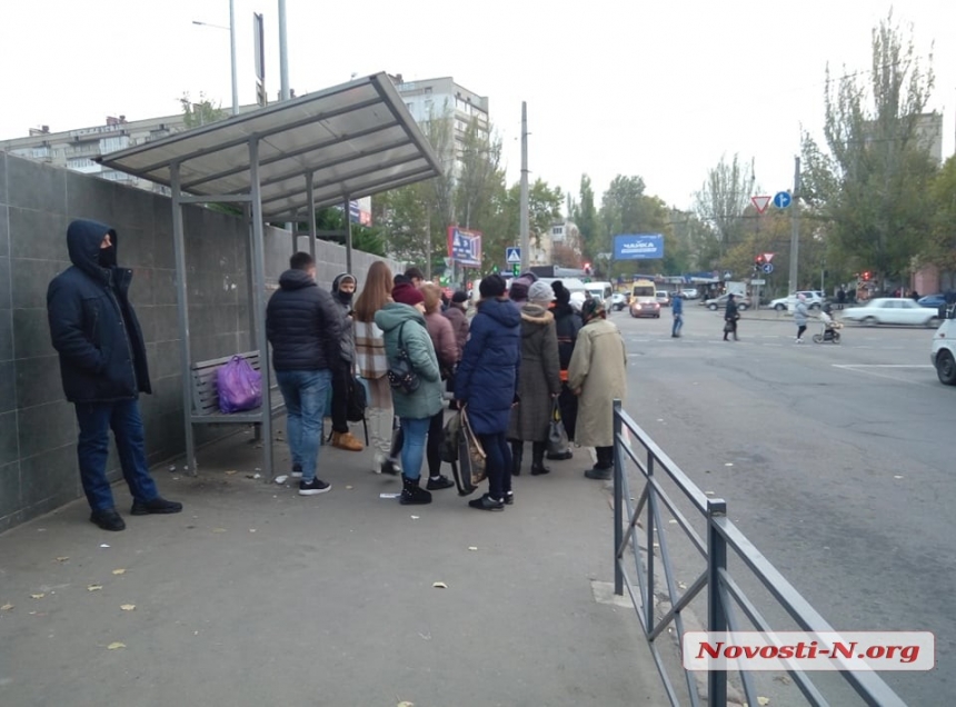 В Николаеве из-за карантинных ограничений люди часами стоят на остановках