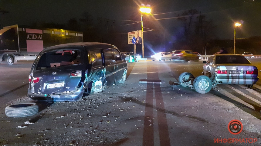 В Днепре у Hyundai после столкновения с BMW вырвало задние колеса: есть пострадавший