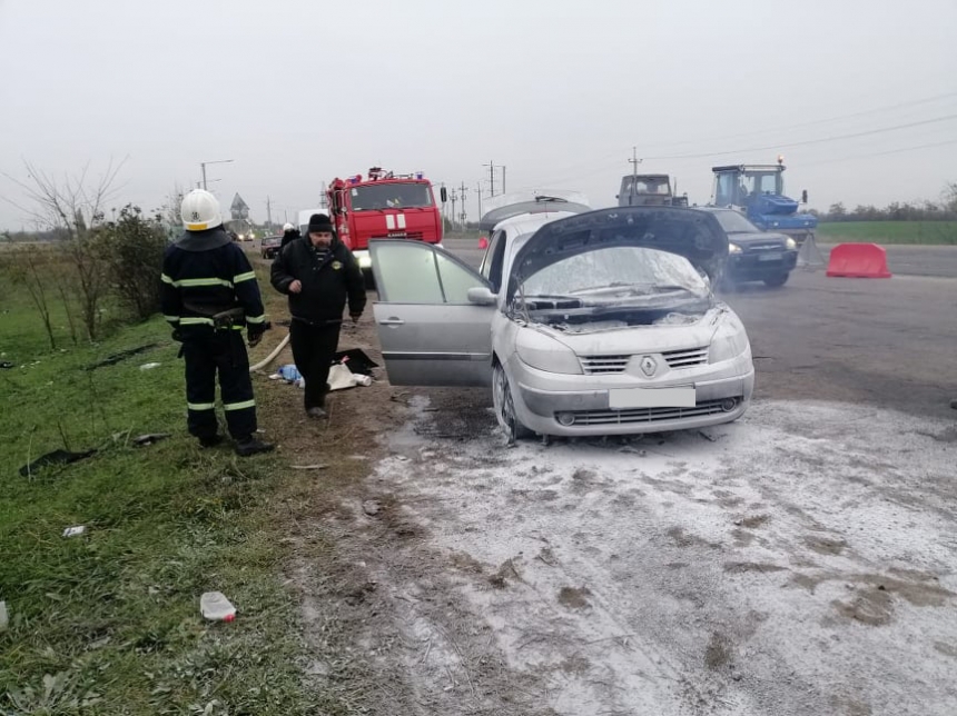 На трассе под Николаевом на ходу загорелся Renault Megane