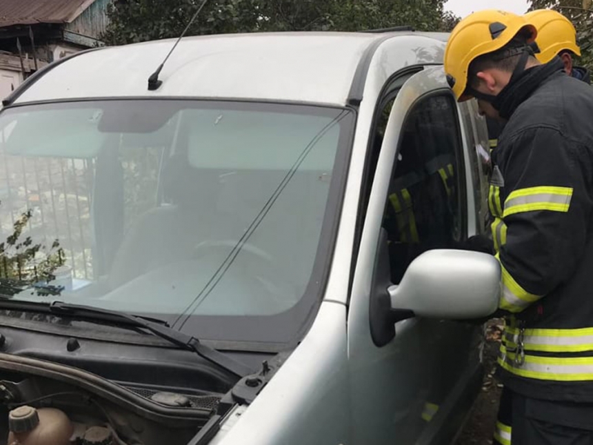 Николаевские спасатели достали малыша, который оказался запертым в авто