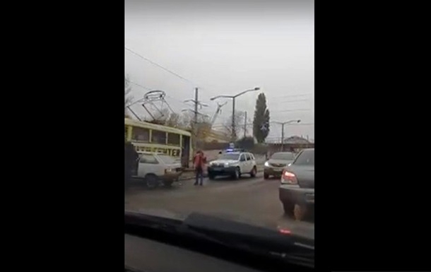 В Одессе водитель сбил на переходе девушку и влетел в трамвай