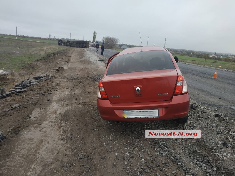 Под Николаевом легковой автомобиль перевернул седельный тягач: пострадали оба водителя
