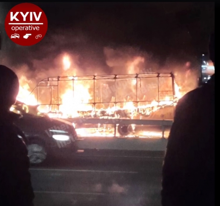 В Киеве на ходу загорелась маршрутка. Видео