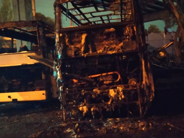В Одессе на автостоянке загорелись автобусы и эвакуатор: есть раненый
