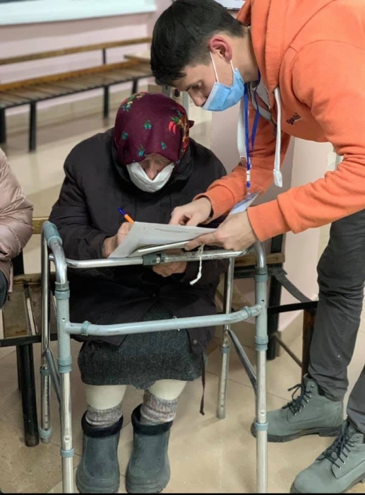 В Николаеве 91-летняя бабушка с ходунками пришла на участок, чтобы проголосовать