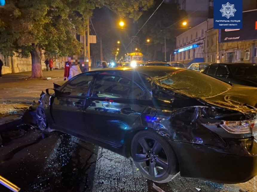 В Одессе Lexus перевернул «скорую помощь»: двое пострадавших