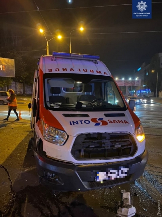 В Одессе Lexus перевернул «скорую помощь»: двое пострадавших