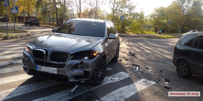 В Николаеве «БМВ» не пропустил опель «Опель»: пострадала пассажирка