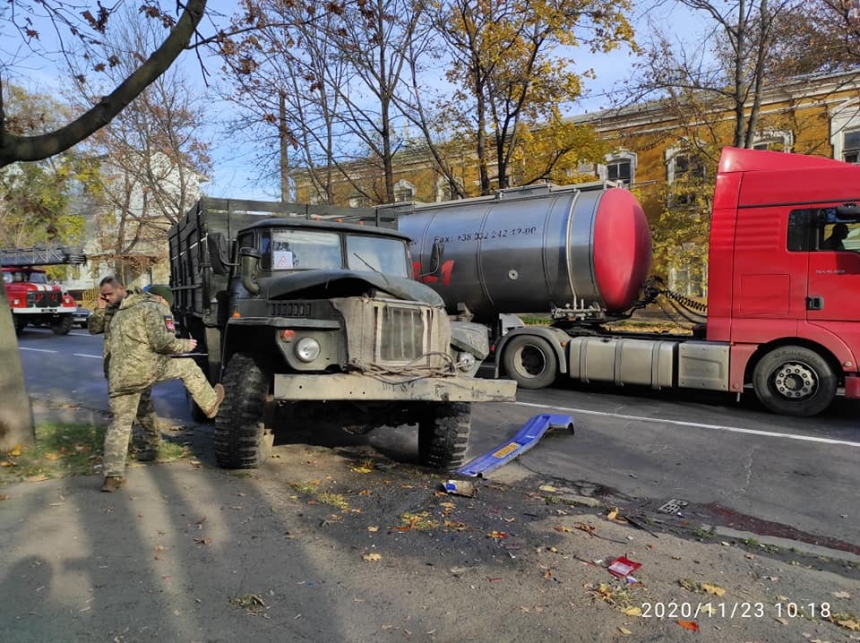В Николаеве «Урал» с военными столкнулся с пассажирским автобусом