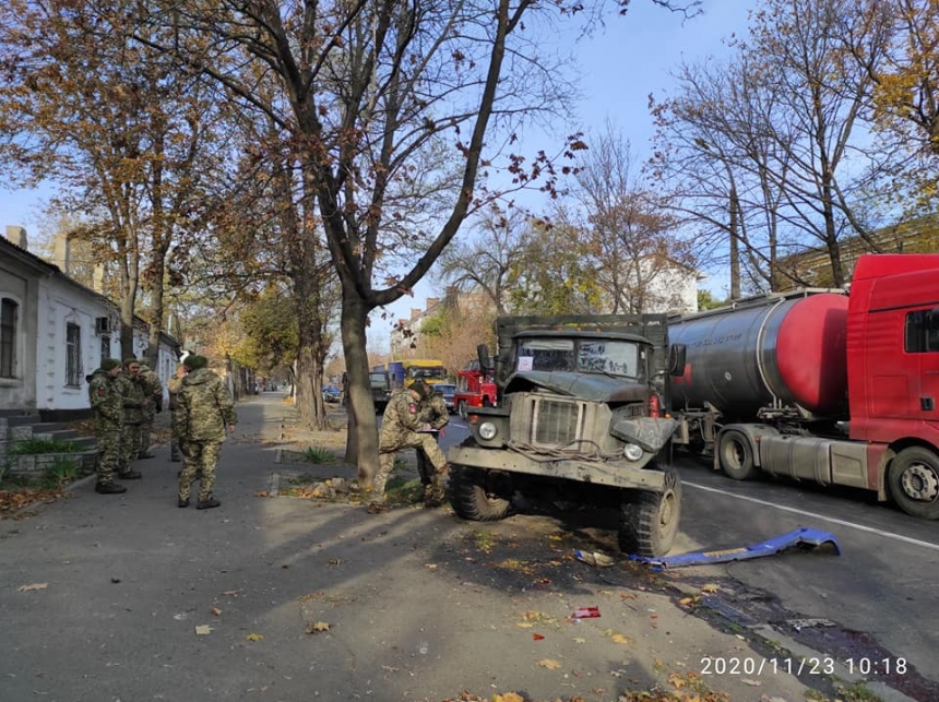 В Николаеве «Урал» с военными столкнулся с пассажирским автобусом