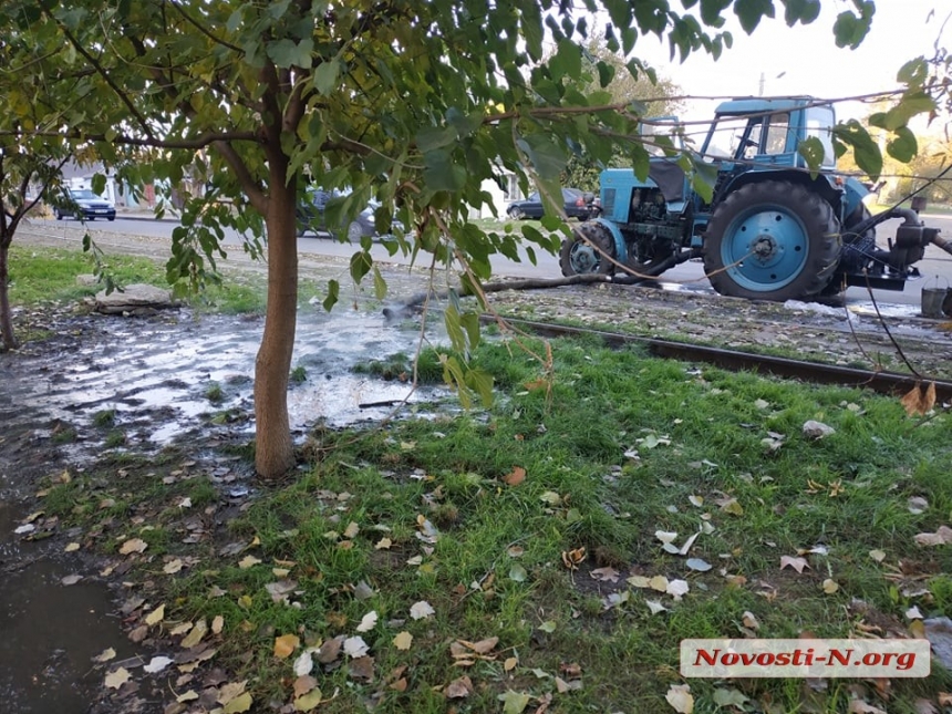 В Николаеве вновь устраняют порыв на теплотрассе