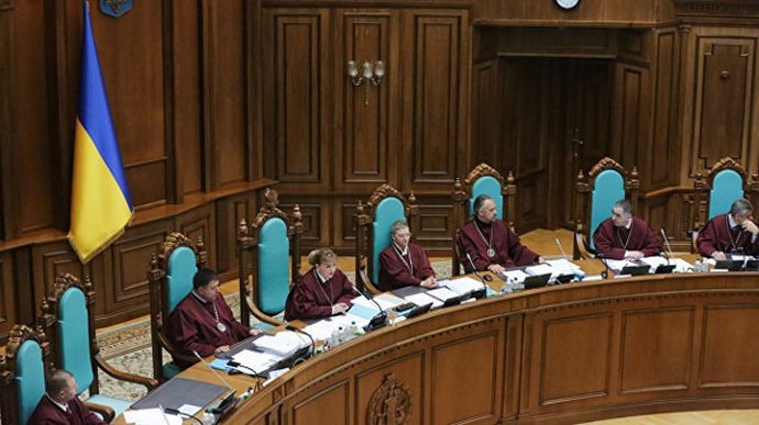 Народные депутаты собираются обжаловать карантин выходного дня в Конституционном суде