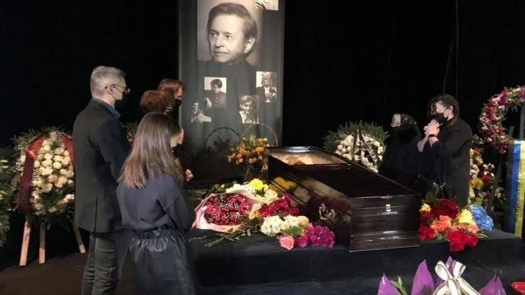 Во Львове похоронили знаменитого режиссера Романа Виктюка: проститься пришли всего около 30 человек