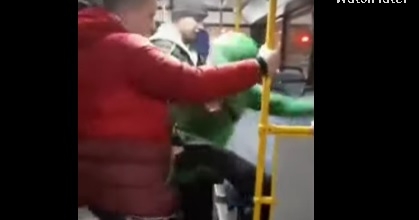В троллейбусе парни без масок набросились с кулаками на пассажира, сделавшего замечание. Видео