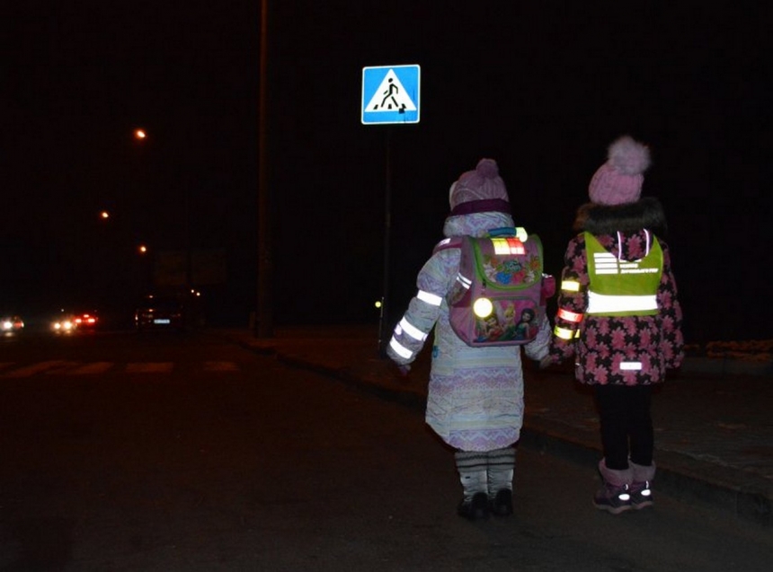 В Украине вступили в силу изменения в ПДД: пешеходов обязали носить светоотражающие элементы