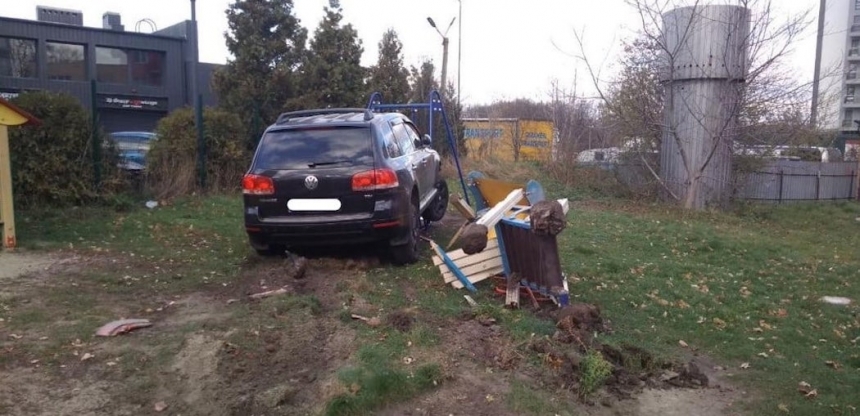 Во Львове пьяный полицейский разбил несколько автомобилей и выехал на детскую площадку