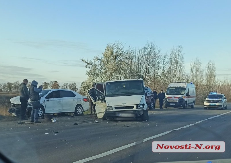 Под Николаевом столкнулись три автомобиля — есть пострадавшие