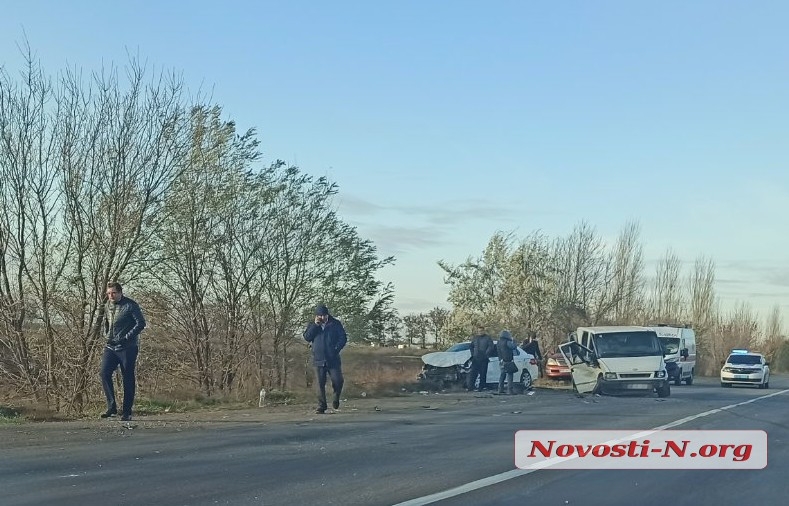 Под Николаевом столкнулись три автомобиля — есть пострадавшие