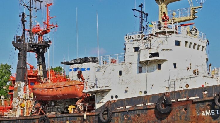 Под Черноморском тонет судно спасательной службы: сотрудники говорят о разливе нефтепродуктов