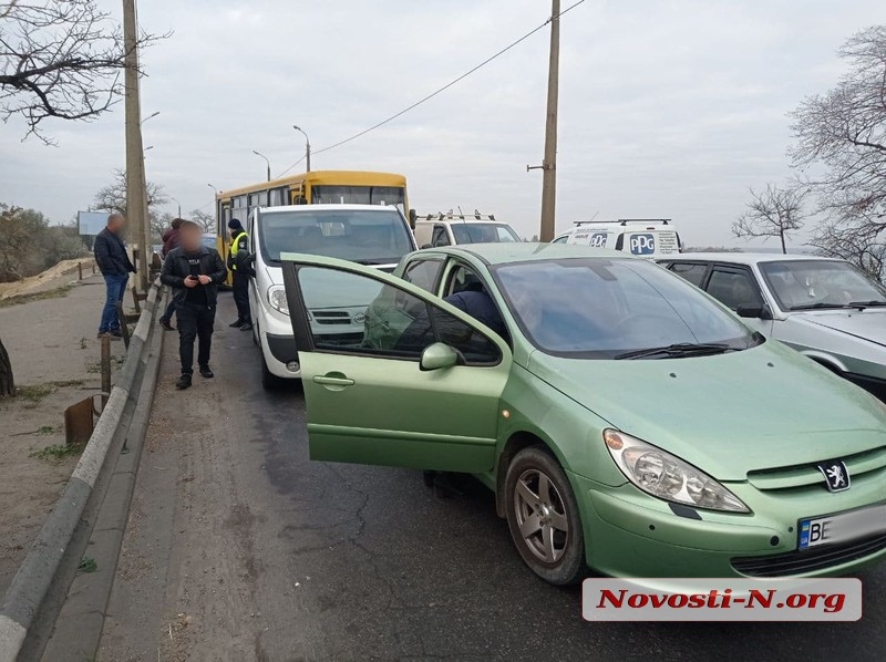 На мосту в Николаеве столкнулись маршрутка и два автомобиля — образовалась пробка