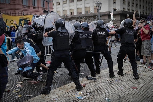 Прощание с Марадоной в Аргентине: огромные очереди и беспорядки