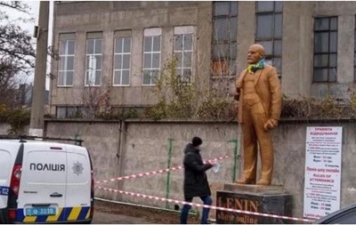 В Киеве появился «коммерческий» памятник Ленину