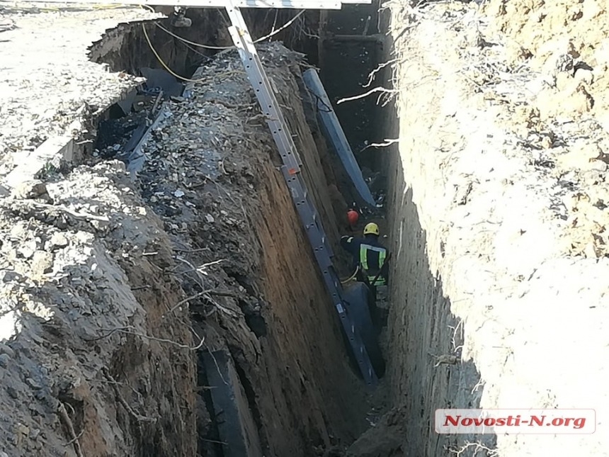 В Николаеве уже несколько часов не могут достать из засыпанной траншеи живого человека