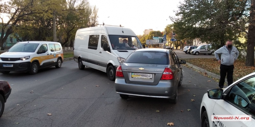 В Николаеве микроавтобус выехал на встречную полосу и столкнулся с «Шевроле»