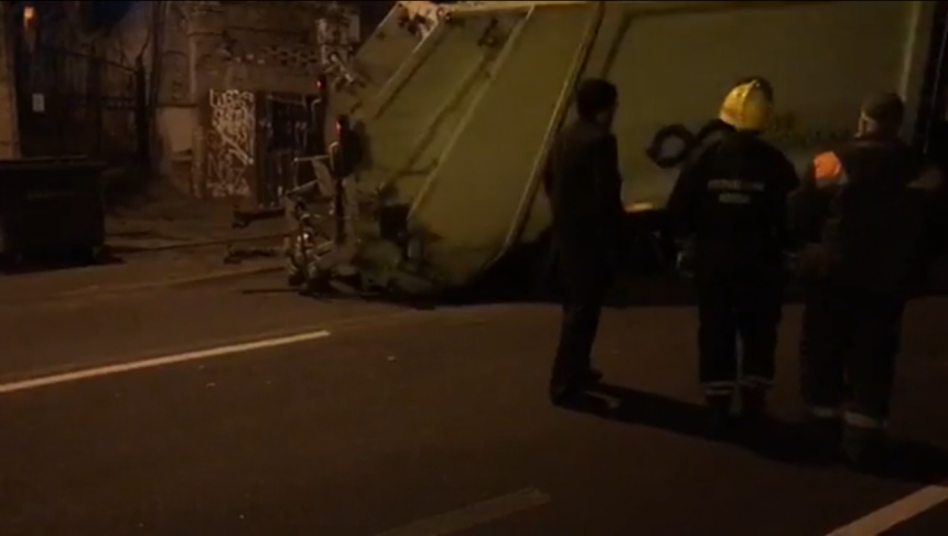 В центре Киева мусоровоз провалился под асфальт