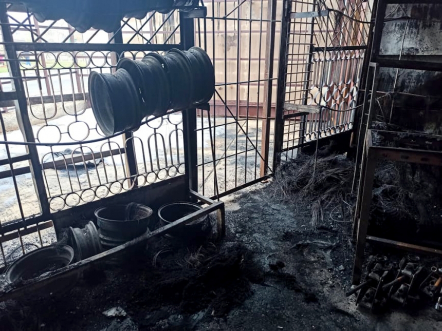 В Южноукраинске неизвестные подожгли склад с шинами и автозапчастями
