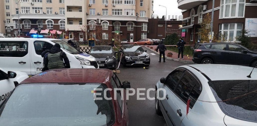 В Киеве из автомата обстреляли автомобиль