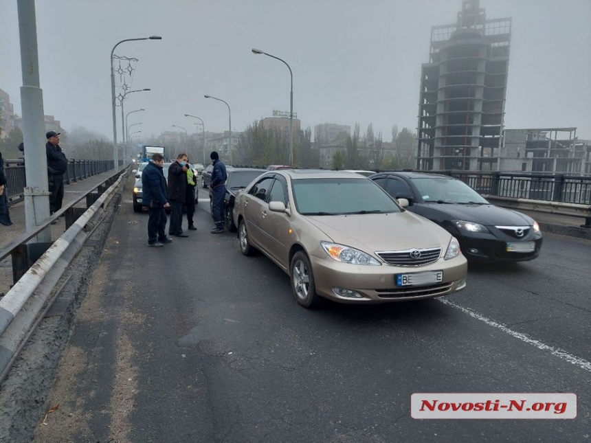 На мосту в Николаеве произошло ДТП