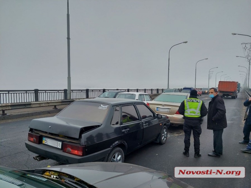 На мосту в Николаеве произошло ДТП