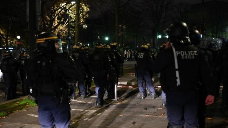 В Париже протестующие жгут машины и стреляют в полицейских 