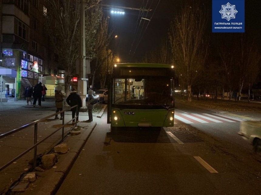 В Николаеве пьяный дебошир разбил окно в автобусе