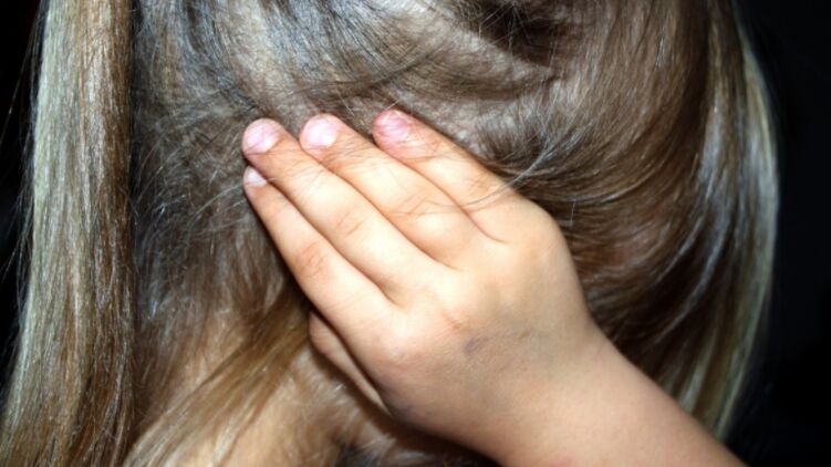В Мариуполе пенсионер развращал 6-летнюю дочь своих друзей
